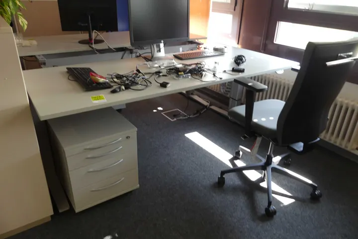 Schreibtischarbeitsplatz Maße in cm ca. 200 x 80